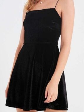 Black Velvet Spaghetti-Strap URBAN OUTFITTERS BLACK VElVET MINI DRESS, Size XS